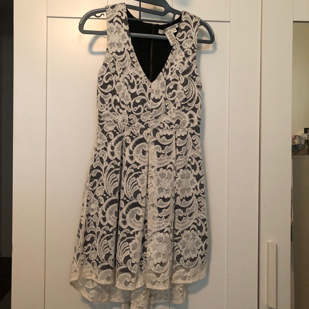 Max Studio V neck sleeveless Ivory dress